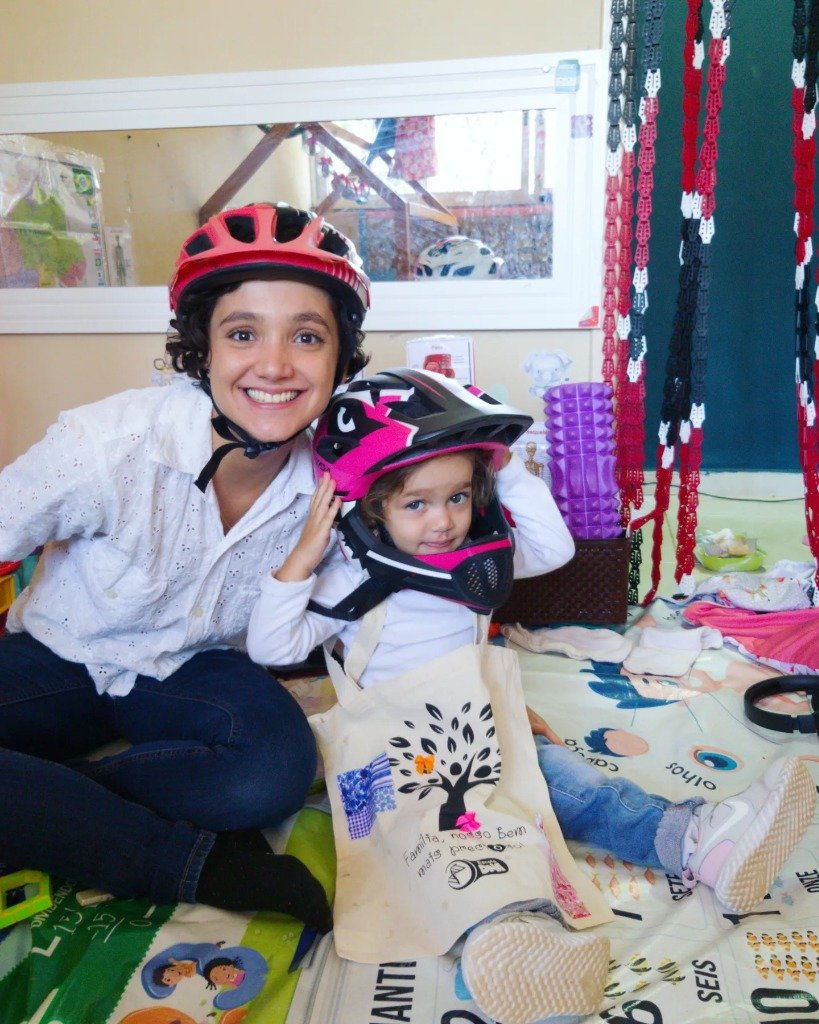 Isadora Vieira, author, smiling with her daughter Cecília